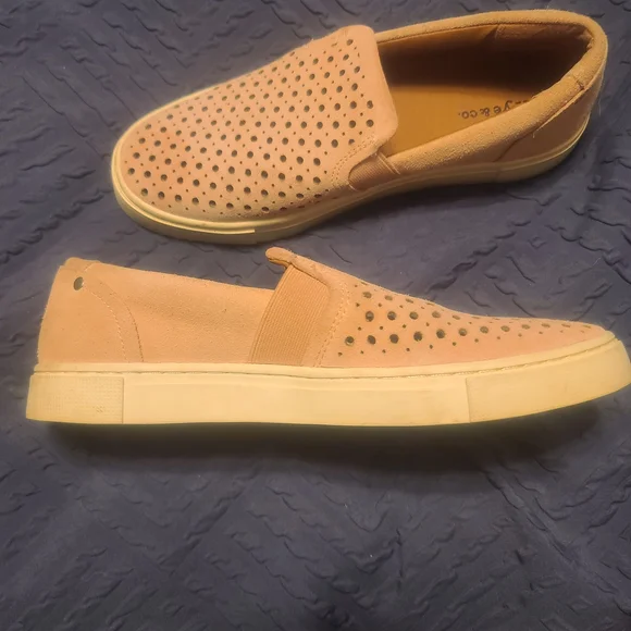 FRYE AND CO. Light Pink  Perforated Flats - Picture 6 of 8